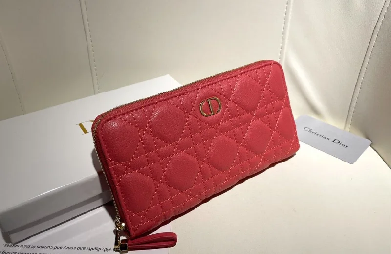 Woman Dior wallet